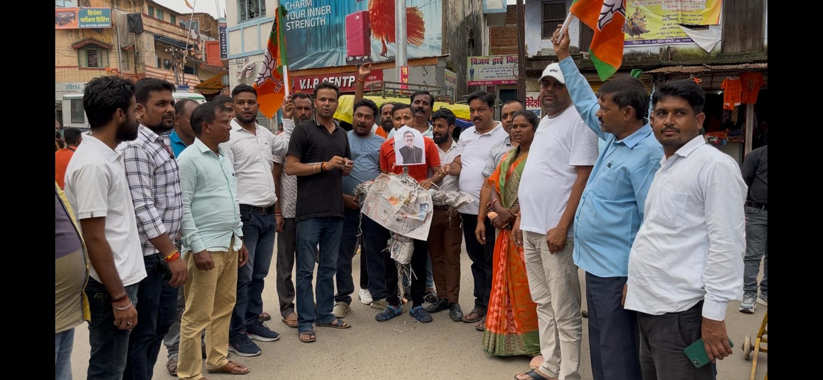 झारखंड सरकार द्वारा ‘अटल क्लिनिक’ का नाम बदलने पर भाजपा युवा मोर्चा ने किया विरोध प्रदर्शन, मुख्यमंत्री का किया पुतला दहन